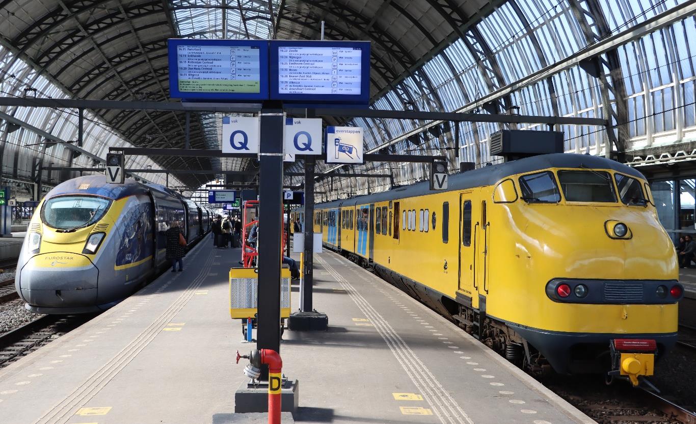 De ‘Eurostar’ naast een glimmende Plan U 151 in Amsterdam Centraal
