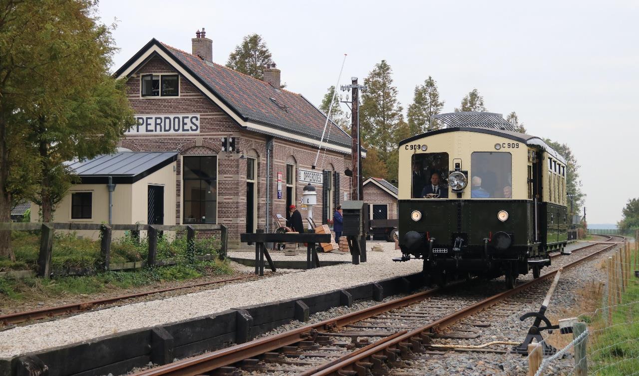 omC C909 (gebouwd bij Goes-Borsele) te gast bij de Stoomtram Hoorn-Medemblik instation Opperdoes.