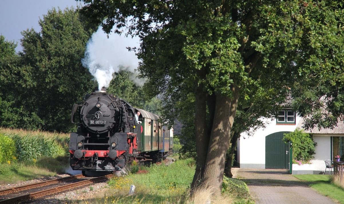 DB loc 50 0073 – 2 met vijf of zes rijtuigen aan de haak in september 2015 op de lijnvan de Veluwsche Stoomtrein Maatschappij