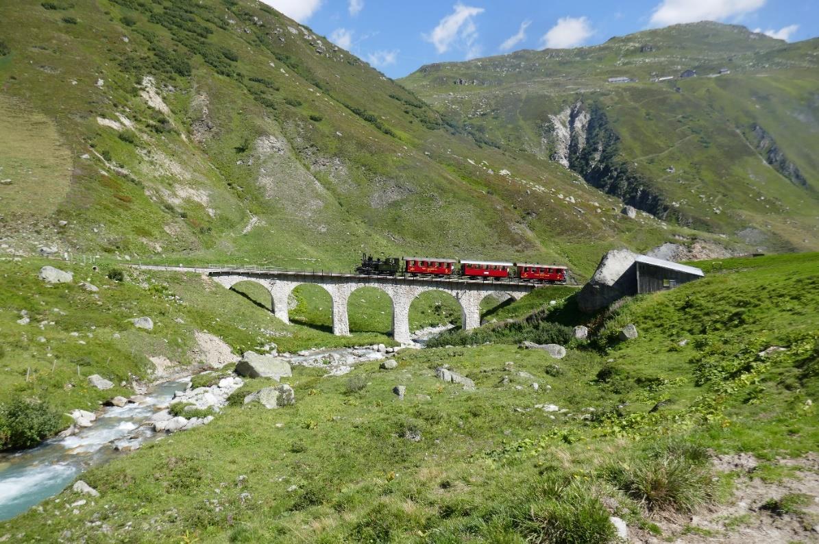 DFB-stoomtrein op weg van Realp naar Oberwald bij het Steinstafelviadukt met lok 6Hg 2/3 als trekkracht.