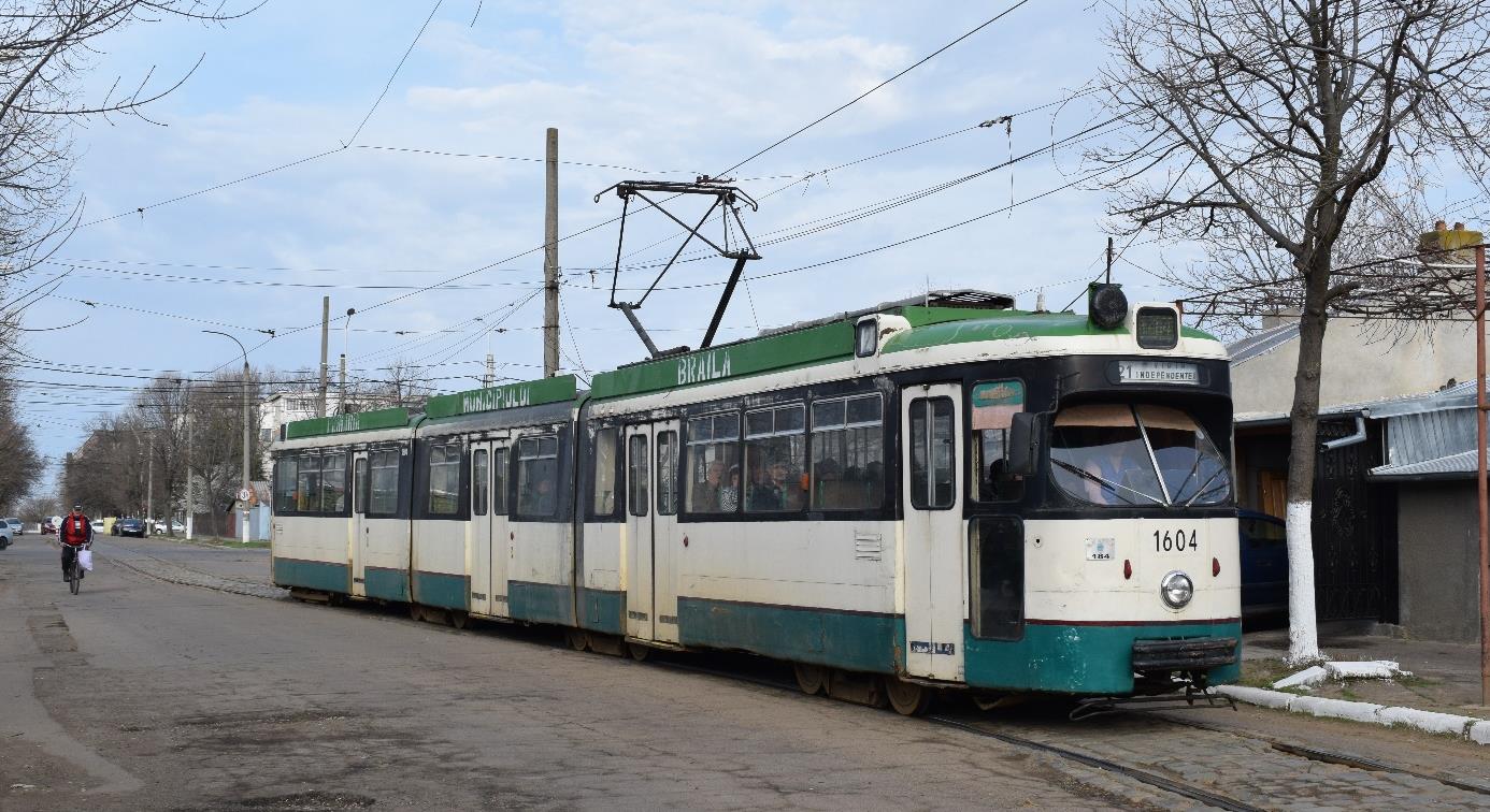 Uit Rotterdam afkomstige Düwag-8-asser in keerlus in Braïla.