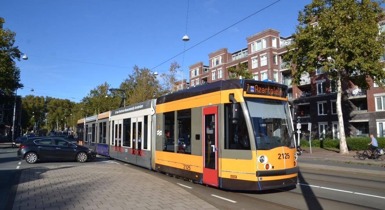 Combino 2125 op de Slotermeerlaan in verschillende stadia van kleuren die de trams in Amsterdam ooit hebben gehad.