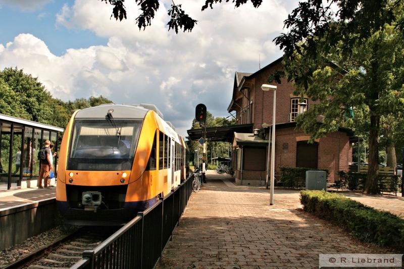 Syntus Lint 34 uit Oldenzaal stopt aan spoor 1 in Lochem. Er zijn nog maar twee sporen en alle reizigersverkeer wordt afgehandeld op het eilandperron. Het perron voor het stationsgebouw is niet in gebruik.6 augustus 2012.