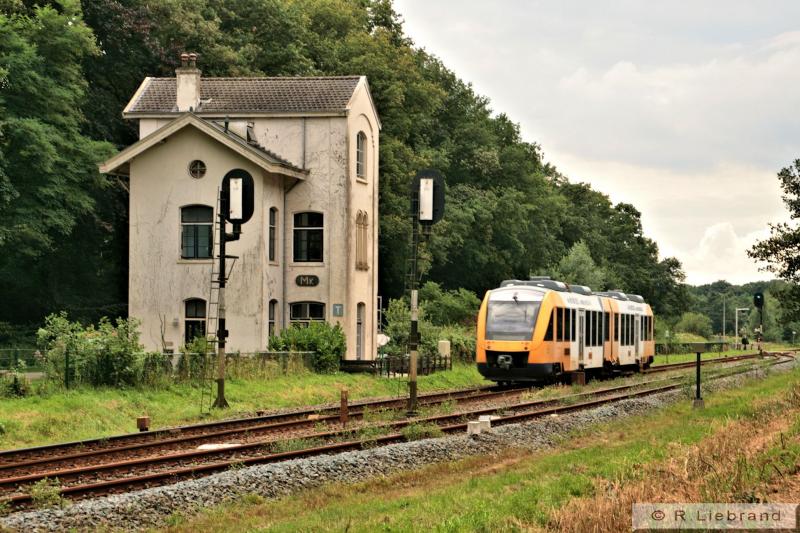 In 2012 oogt het voormalige stationsgebouw Markelo, evenals het omloopspoor wat verwaarloosd. Syntus Lint 41 spoedt zich richting Lochem. 6 augustus 2012.