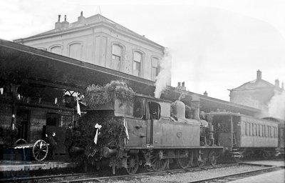 Afbeelding van de versierde stoomlocomotief NS 5504 op het station Zutphen met de eerste trein naar Winterswijk na de Tweede Wereldoorlog. 17 december 1945. (Foto: J.A. Bonthuis - verz. NVBS Railverzamelingen - NEG509-234)