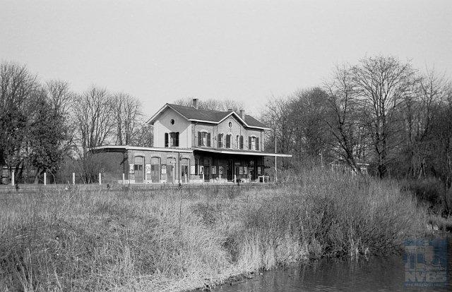 Gezicht op de zuidzijde (spoorzijde) van station Delden (km 39,719).6 maart 1960. (Foto: R. Ankersmit)