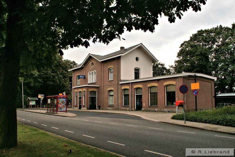 De voorzijde van station Delden. Het is nog steeds een bijzonder stationsgebouw.15 augustus 2012.