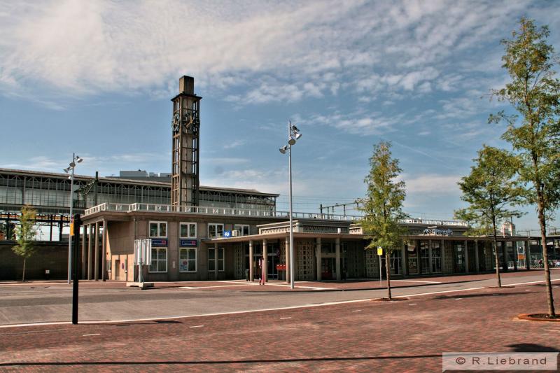 Het vijfde stationsgebouw van Hengelo, uit 1951, dat, evenals dat van Zutphen ontworpen is door Schelling, en geconstrueerd is met gezandstraalde betonplaten en ranke zuilen. Het geheel werd in Hengelo gecompleteerd met een klokkentoren. De perronkap uit 1900 werd na de oorlog hersteld en staat er nog steeds.15 augustus 2012.