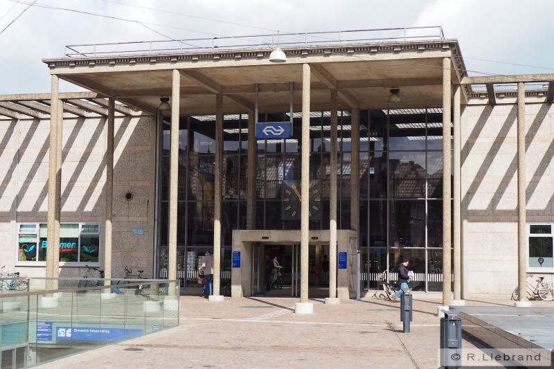 In 1952 werd er, iets dichter bij het centrum, een nieuw gebouw geopend met een uitnodigende lichte hal. Het was opgetrokken uit gezandstraalde betonplaten, ranke zuilen en veel glas. Een ontwerp van H.G.J. Schelling. Foto: de entree van het huidige station Zutphen. 7 mei 2015.