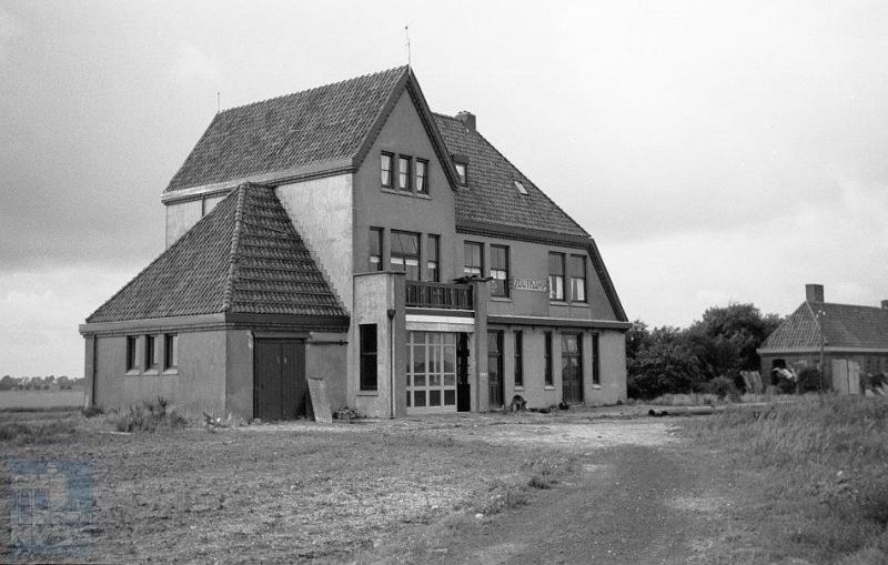 Het station van Zoutkamp, gelegen aan de Lauwerszee, staat er nog op het moment dat de foto wordt gemaakt, maar de spoorlijn ervoor, de route Zoutkamp-Winsum niet. Deze werd op last van de bezetter in 1942 afgebroken.