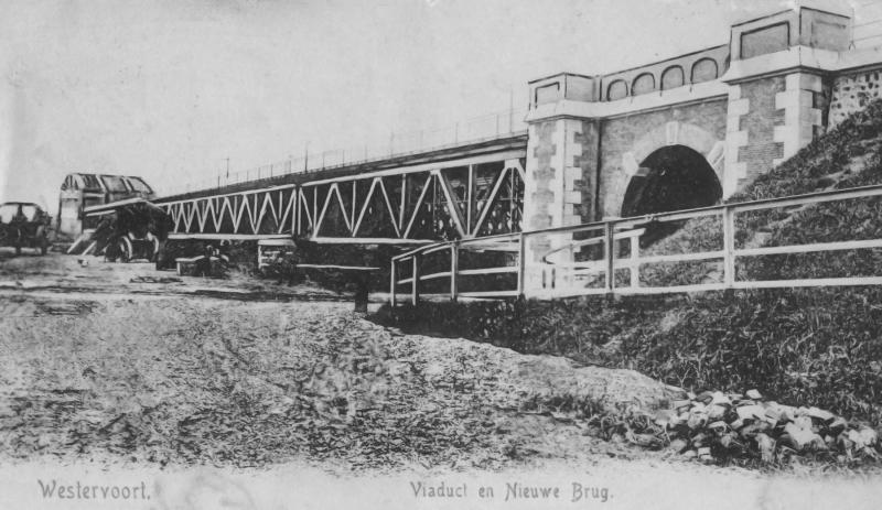 Viaduct en Nieuwe Brug, nou ja, drie bruggen. Ook buiten het dorp, aan de IJsseldijk, lag een viaduct.